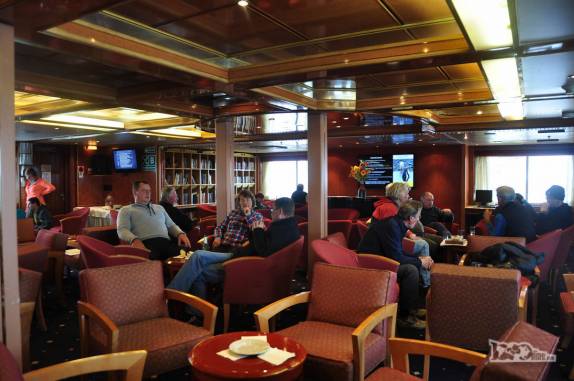 Novamente em alto-mar, descansando no salão do Sea Spirit